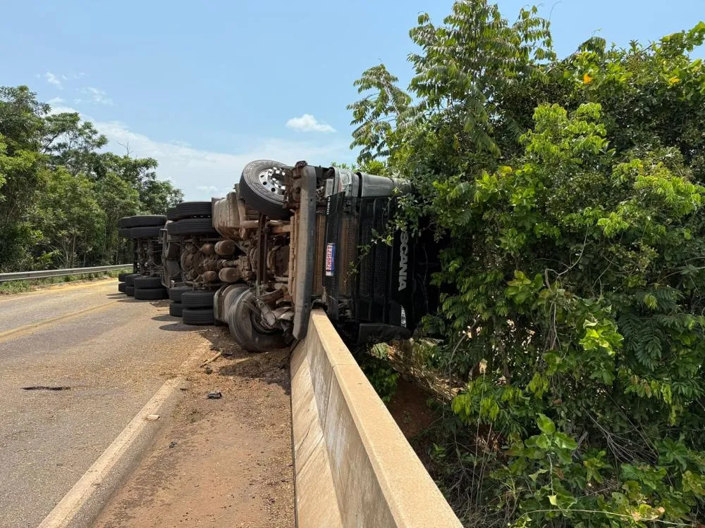 O motorista ficou gravemente ferido ap&oacute;s colidir um bitrem contra a estrutura da ponte do Rio Mangues/ foto: Divulga&ccedil;&atilde;o