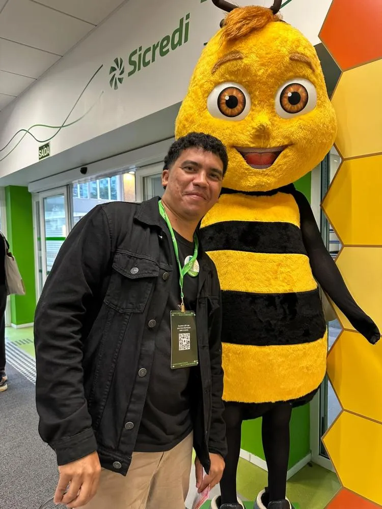 A abelha &eacute; a mascote oficial do Programa A Uni&atilde;o Faz a Vida, uma iniciativa educacional e social desenvolvida pelo Sicredi/Foto: Arquivo Pessoal Francisco Costa