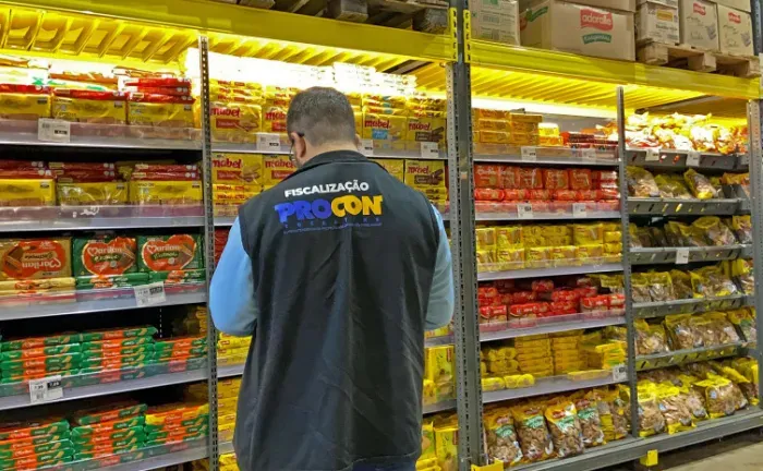 Procon recolhe mais de 9 mil produtos vencidos em ação no Tocantins