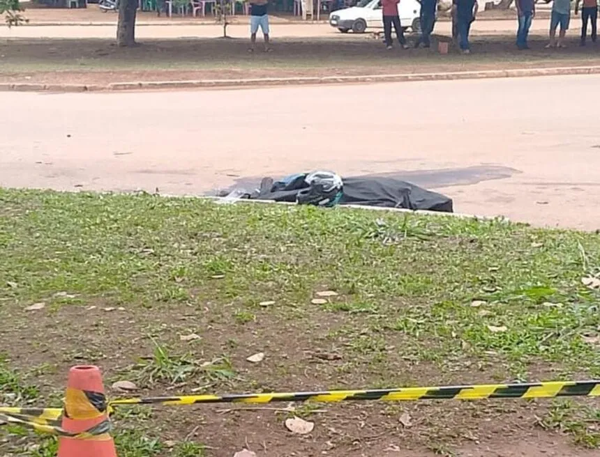 Jovem morre após colisão entre moto e ônibus em avenida de Palmas