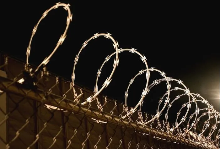 Afrouxar penas não reduz criminalidade — e fingir que reduz só aprofunda o caos