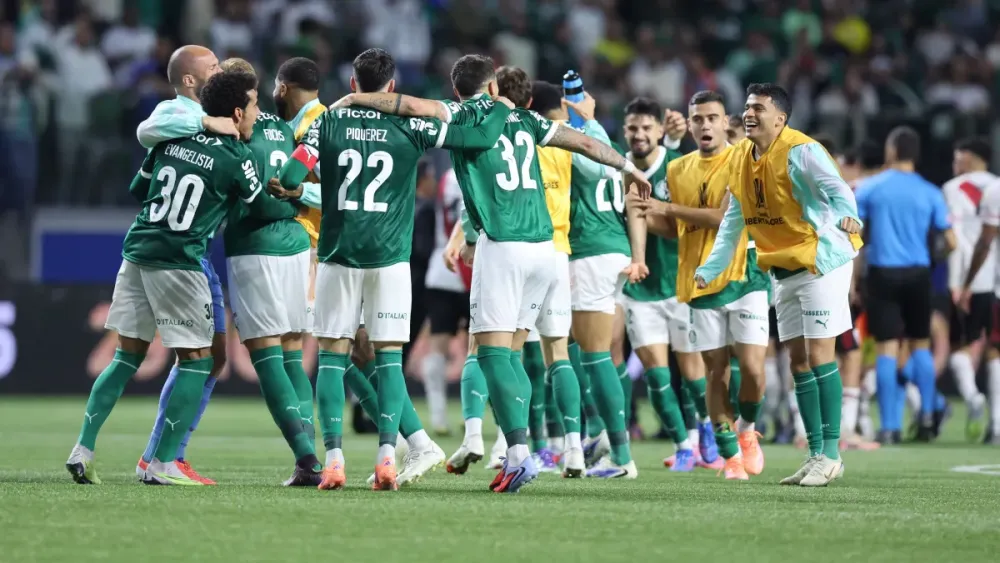 Em jogo tenso, Palmeiras vira sobre o River e avança na Libertadores