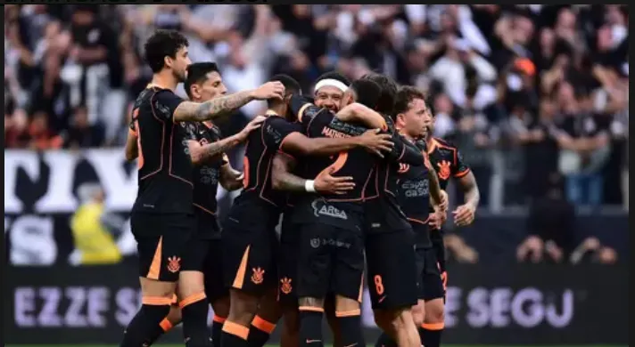 Hugo Souza brilha e Corinthians avança na Copa do Brasil