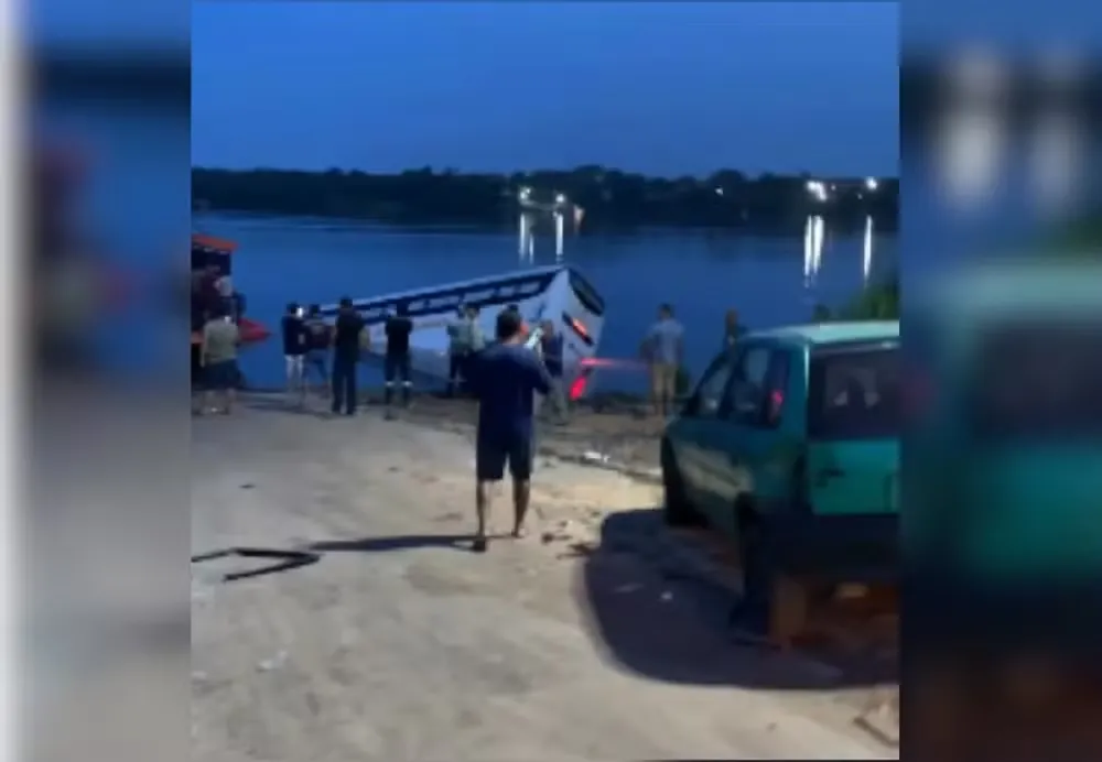Ônibus cai de balsa durante travessia no Rio Tocantins