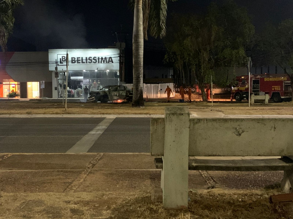 Caminhonete pega fogo na Avenida JK em Palmas