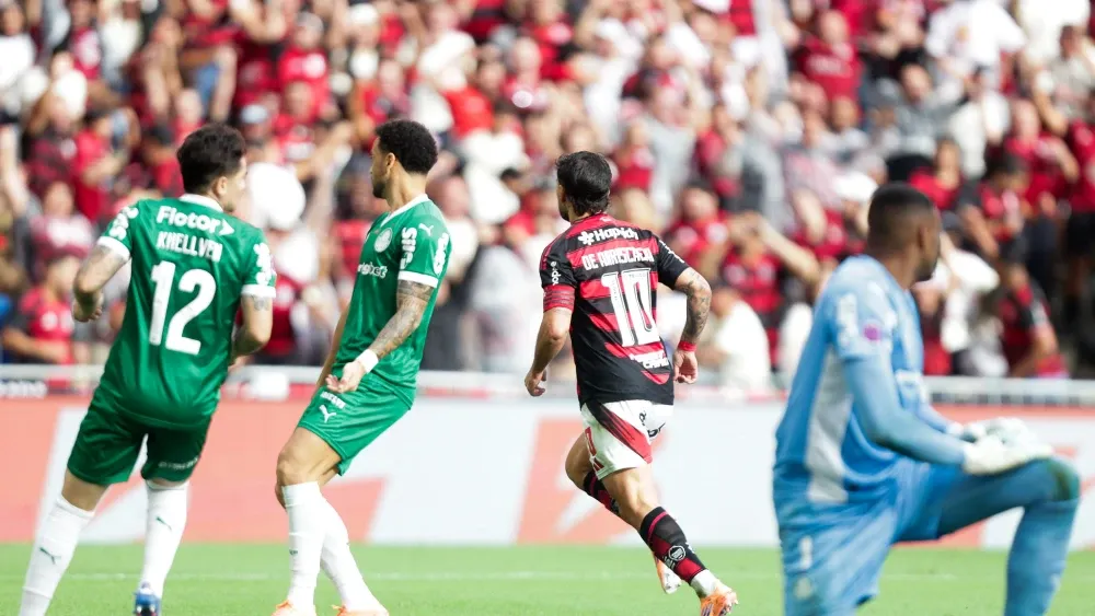 “Flamengo e Palmeiras fazem jogo grande, mas arbitragem vira manchete”