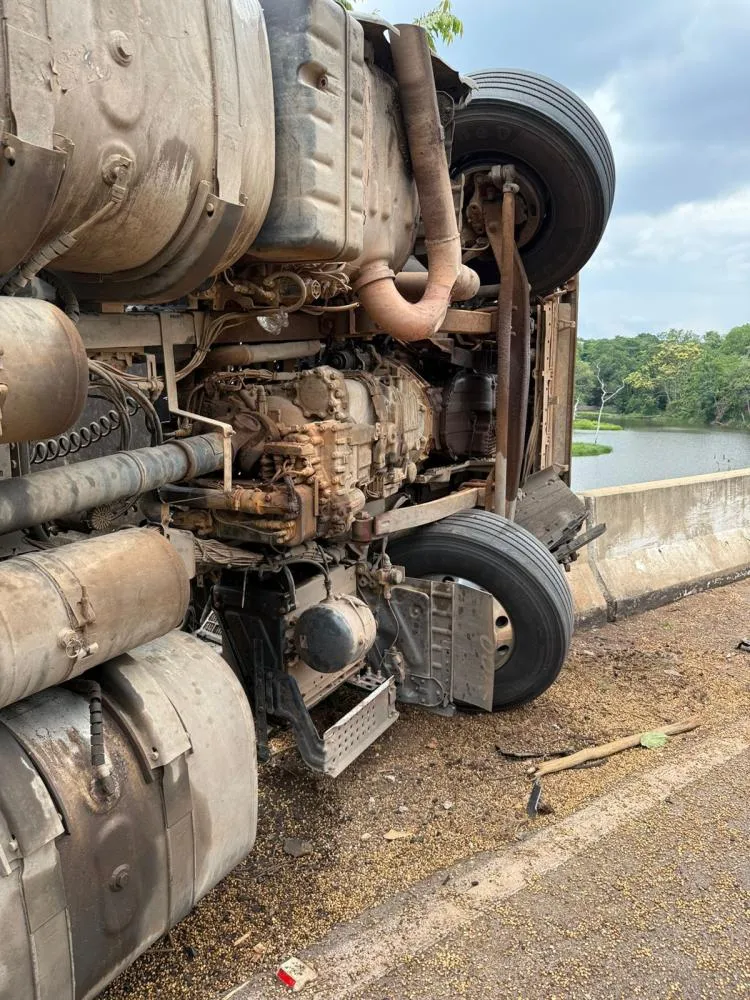 Polícia Militar salva motorista gravemente ferido após acidente com bitrem na ponte do Rio Mangues