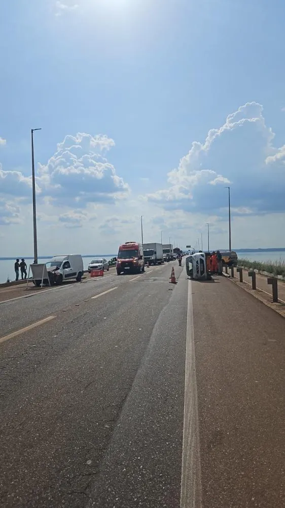 Capotamento deixa duas pessoas feridas em acidente próximo à ponte da TO-080