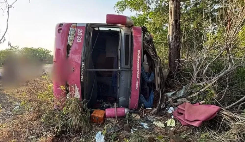 Ônibus com 46 passageiros tomba na BR-230 em Axixá do Tocantins; duas pessoas ficam feridas