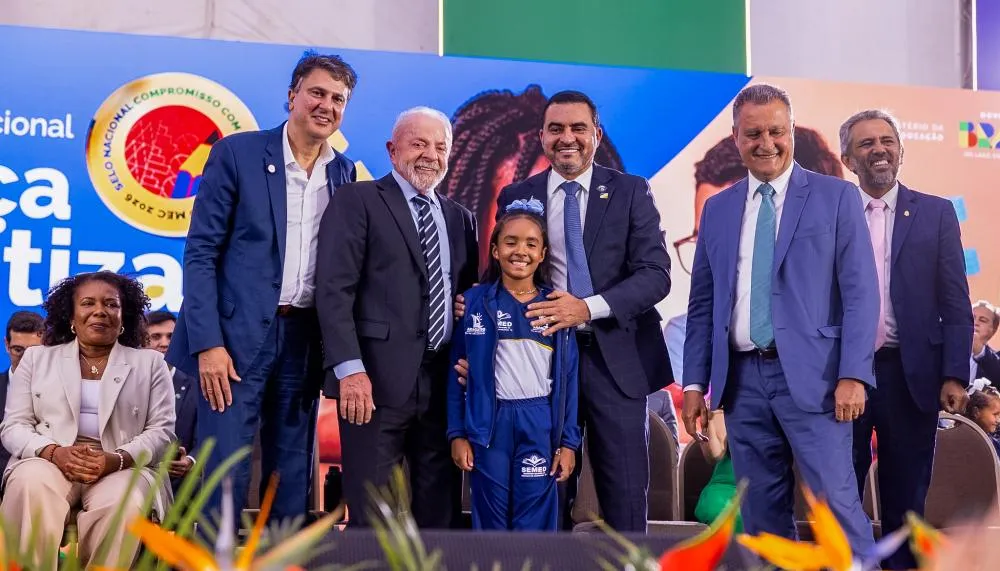  Aluna Maria Angellyna, ao lado do governador Wanderlei Barbosa, do presidente Luiz Inácio Lula da Silva e do ministro Camilo Santana, representando o protagonismo das crianças tocantinenses - Crédito foto: Vinícius Santa Rosa/Governo do Tocantins 