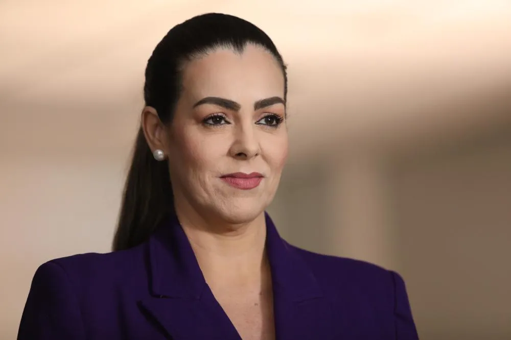 Cinthia Ribeiro decide permanecer no PSDB após disputa interna e sinaliza reação política dentro da sigla