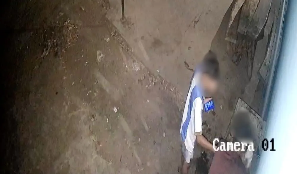 Câmeras flagraram momento em que suspeitos tentavam se livrar de marcas de sangue - Foto: Reprodução