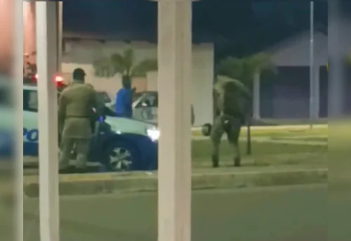 Vídeo: PMs viralizam após jogarem futebol com crianças durante patrulhamento