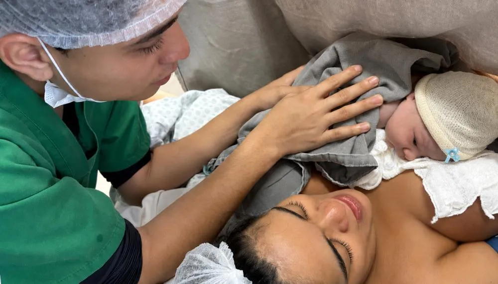 Mãe pela primeira vez, Débora Letícia Barbosa Costa relatou a emoção de vivenciar a hora dourada após o parto - Divulgação