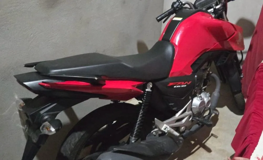 Moto furtada é recuperada e planta de maconha é apreendida em Paraíso