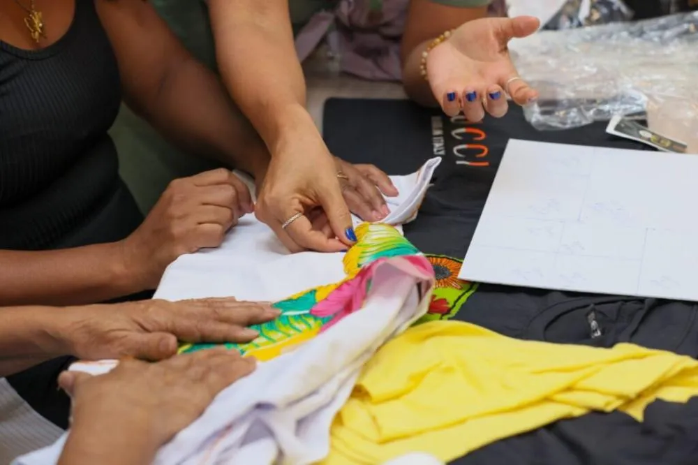 Casa da Mulher Brasileira recebe doações da Receita Federal para curso de customização ofertado à mulheres em situação de violência