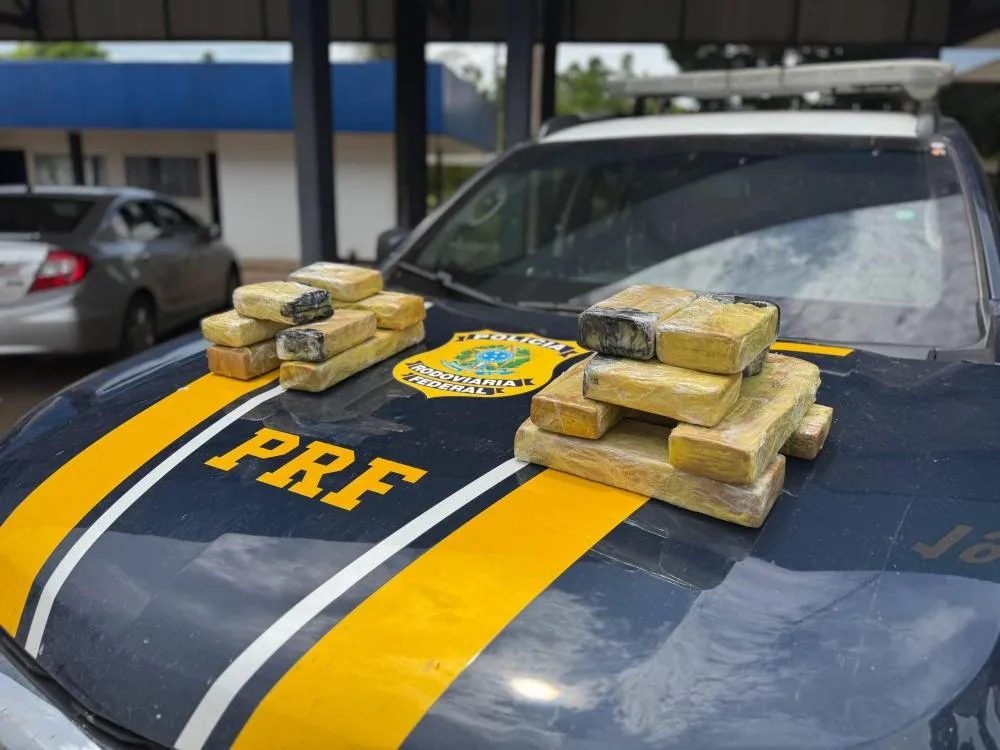 PRF apreende 9,2 kg de maconha e prende três pessoas em Guaraí. Drogas estavam escondidas em duas mochilas dentro de um carro que seguia de SP para o PA. Trio foi encaminhado à Polícia Civil.