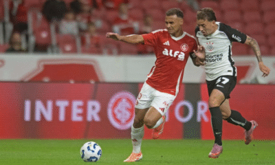 Gol de pênalti nos acréscimos, revisado pelo VAR, gerou revolta nos dois lados e deixou a partida com clima de contestação.