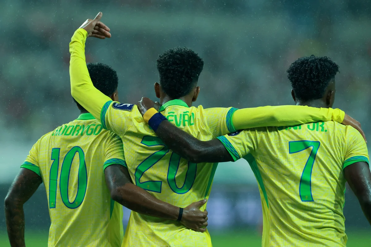 Com dois gols de Estêvão e Rodrygo, e um de Vinícius Jr., Seleção mostra entrosamento e convence sob o comando de Ancelotti.